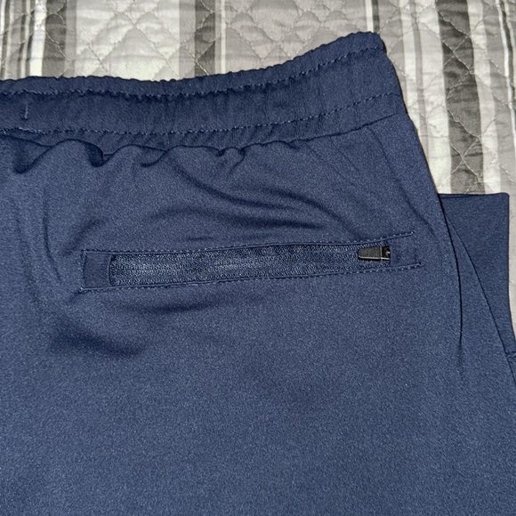 Kirkland Signature Men's Waistband Active Jogger Pants in Navy Blue - Picture 5 of 9